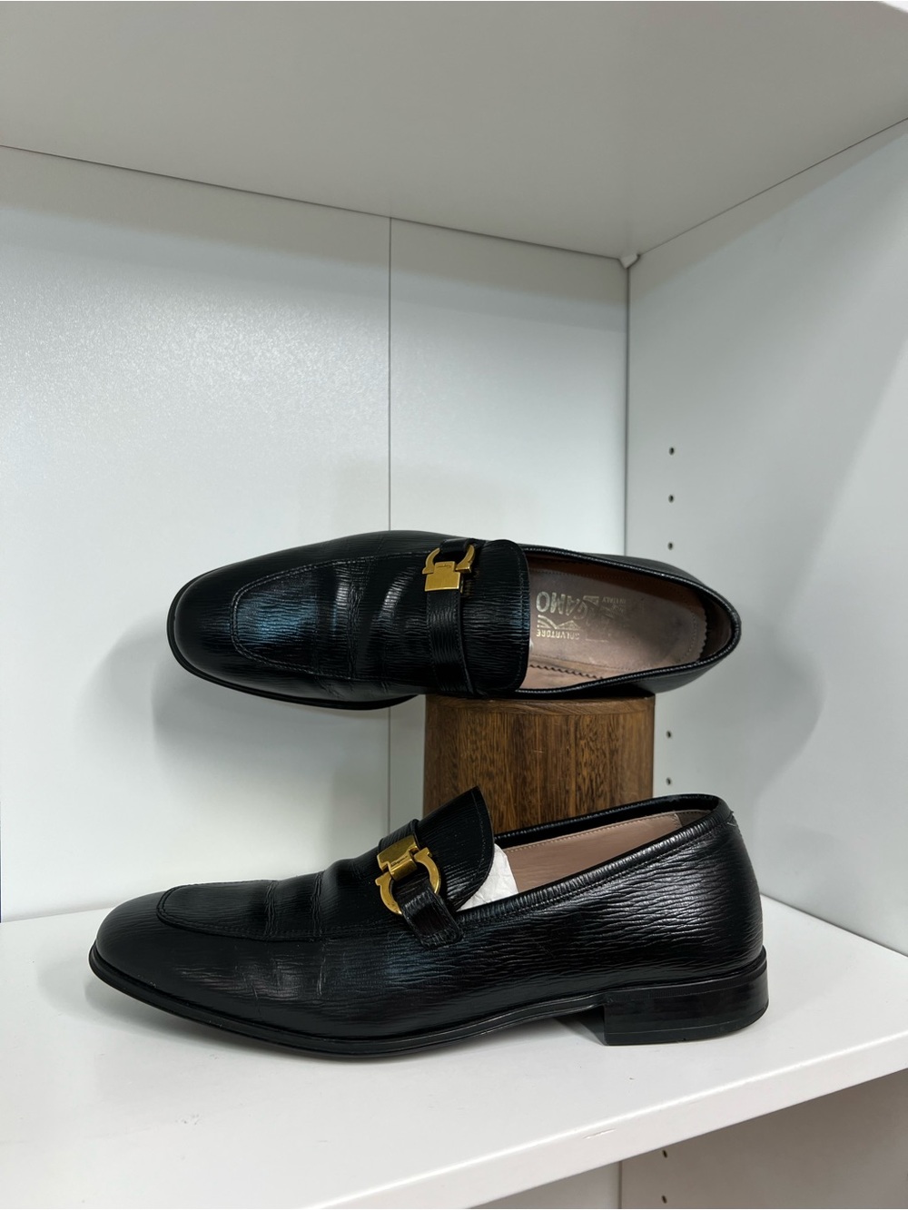 🔥🔥 Salvatore Ferragamo Men's Black Leather Slip-On Loafers with Gold Buckle